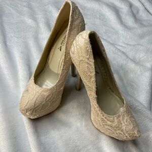 Alba cream platform pumps. Size 6.5